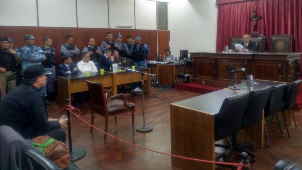 El juez lee la sentencia sobre la triple fuga. (Twitter)