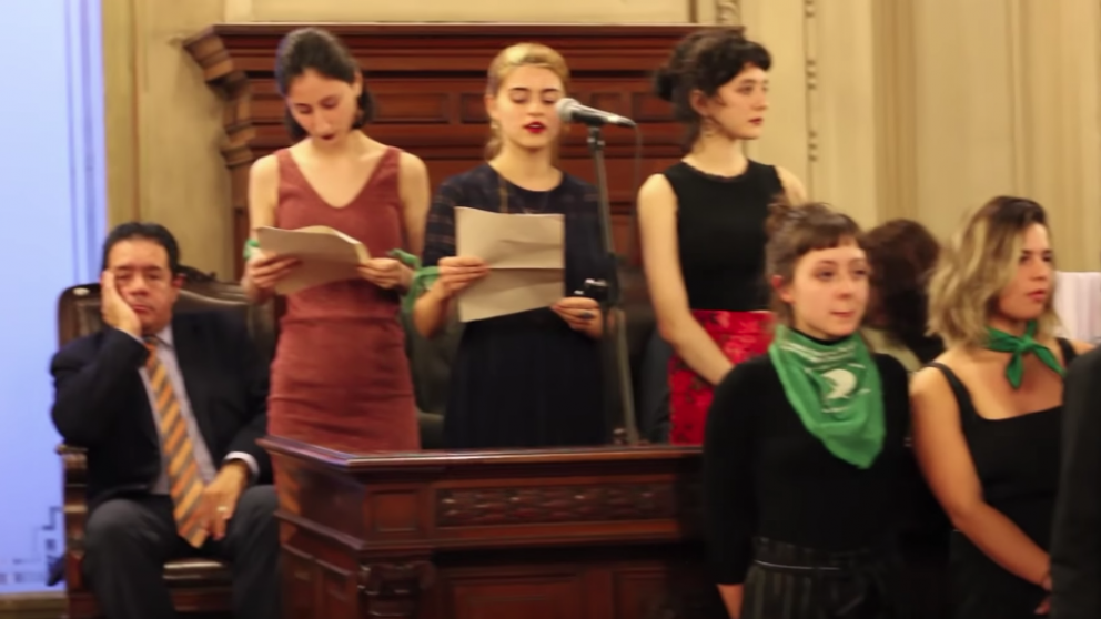 Durante la entrega de diplomas a los egresados 2016, las jóvenes denunciaron los abusos. (Captura de video)