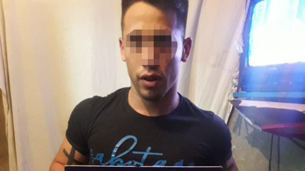 Uno de los tres detenidos por robar y golpear comerciantes.