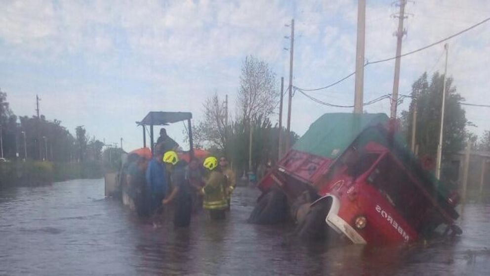 Hasta el camión de bomberos de Máximo Paz fue tragado por la inundación a raíz de las fuertes lluvias en toda la provincia.