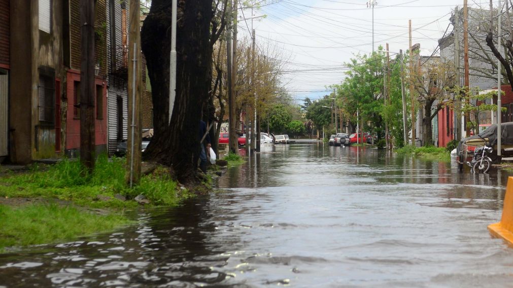 El temporal afectó varias calles de Capital y Gran Buenos Aires. (Crónica/Claudio Espeche)