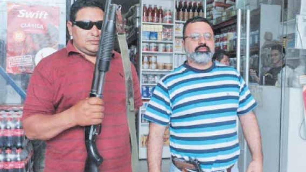 En Tucumán el hombre de la derecha, contrato al de la izquierda como seguridad para su local. (La Gacet)