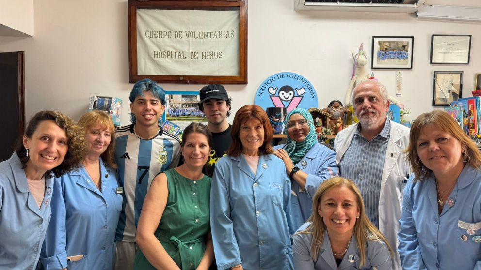 Luck Ra y Spreen llevaron el espíritu navideño al Hospital Gutiérrez