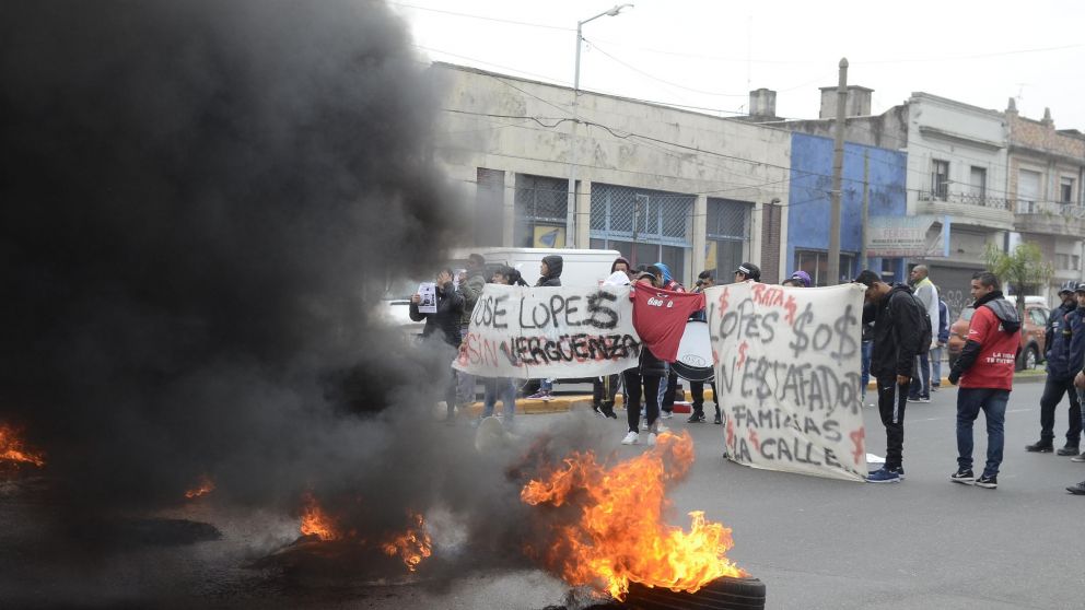 Los trabajadores cortaron la calle Rivadavia a la altura con Galicia (Pérez Re-Crónica)