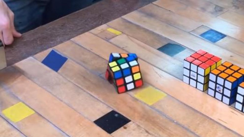 Furor por cubo mágico "fantasma" que se arma solo