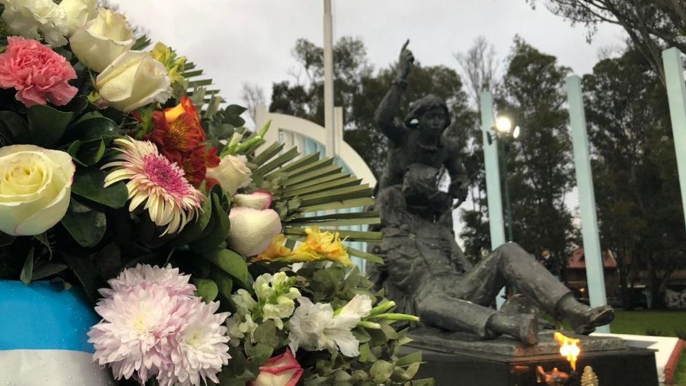 La ofrenda floral quedó frente al monumento en cuestión (Twitter)