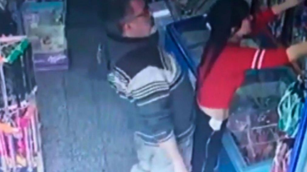 El sujeto quedó escrachado por las cámaras de seguridad. (Captura).