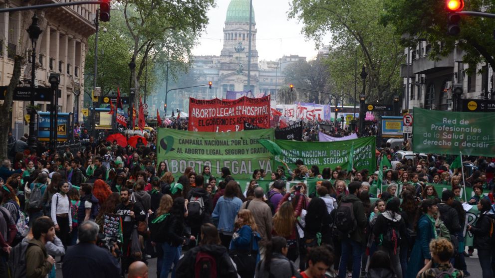 Así se podía ver a la gran masa de gente marchando por el día internacional de la interrupción voluntaria del embarazo (Diario Crónica-Hernan Nersesian)