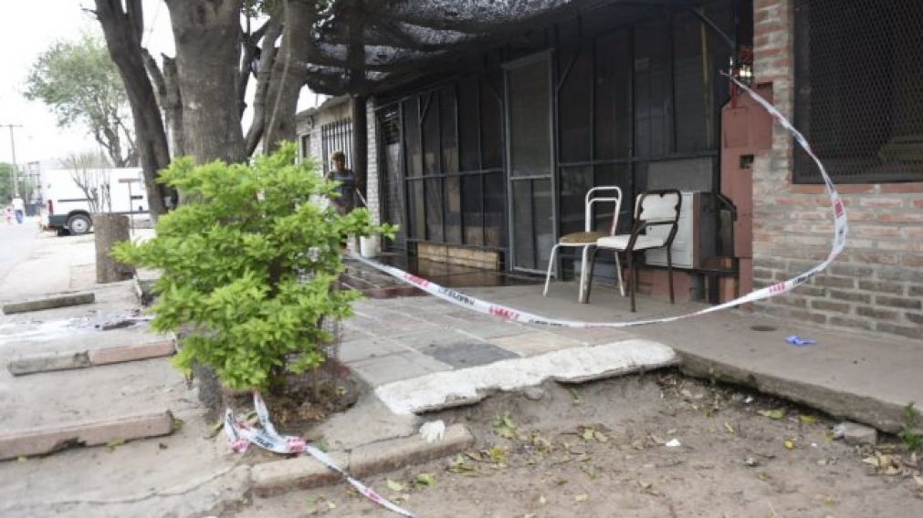 Albino Almaraz estaba sentado en la puerta de su casa cuando fue sorprendido por los asaltantes.