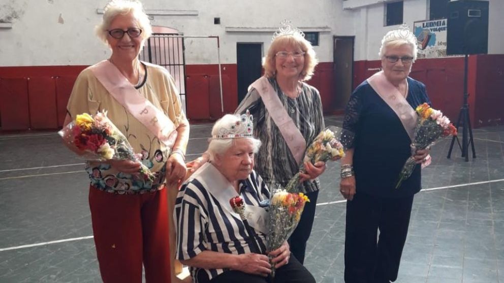 La reina Angelita, sentada es escoltada por sus princesas: Rosita, Isabel, Sara y Pina.