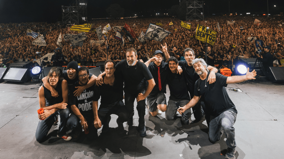 La Vela Puerca cerró el año con un festejo histórico en la Rambla de Montevideo