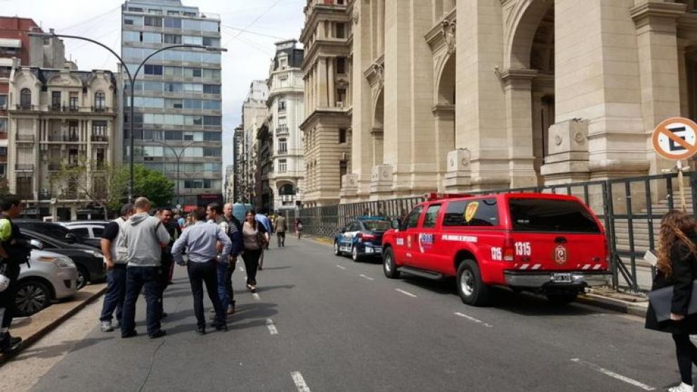 Los trabajadores de tribunales esperaron en Plaza Lavalle.
