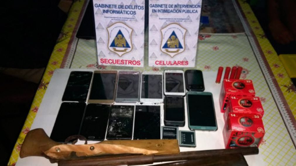 Hallaron una escopeta calibre 14 sin documentación y varios teléfonos.