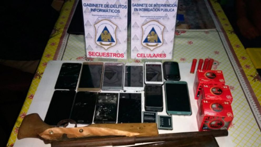 Hallaron una escopeta calibre 14 sin documentaci�n y varios tel�fonos.