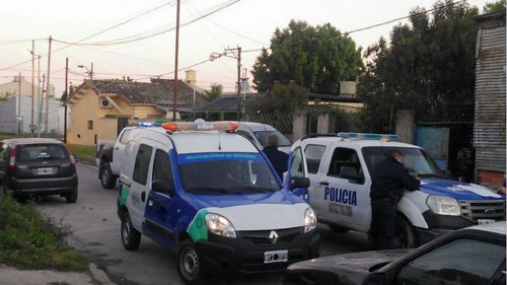 Policía en el lugar. Albañiles molestaron a mujer con menor en brazos.