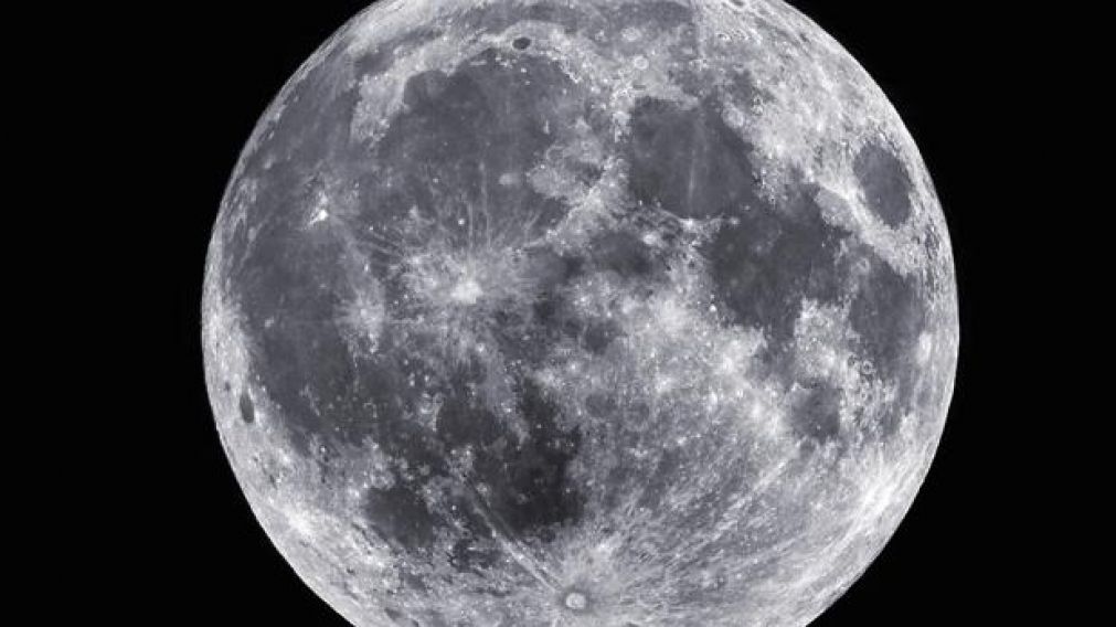 El hombre siempre se ponía a observar la luna y las estrellas y descubrió algo inesperado.