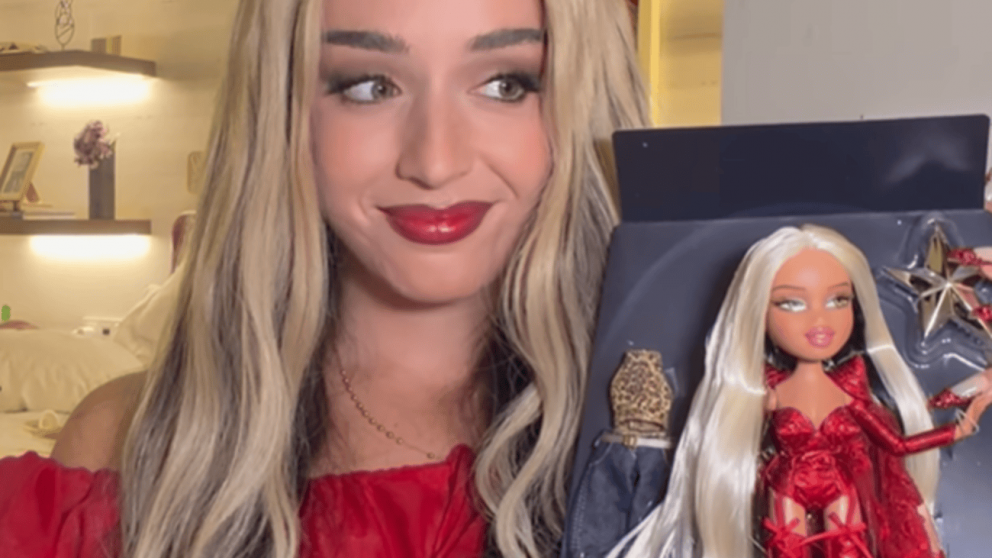 Lola Índigo lanzó su propia muñeca Bratz y apareció lookeada igual: leopardo, tachuelas y actitud total