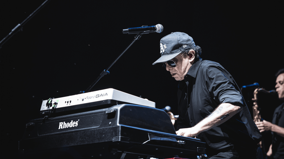 Andrés Calamaro hizo vibrar Noches Capitales con una noche de himnos, invitados de lujo y un público rendido a sus pies