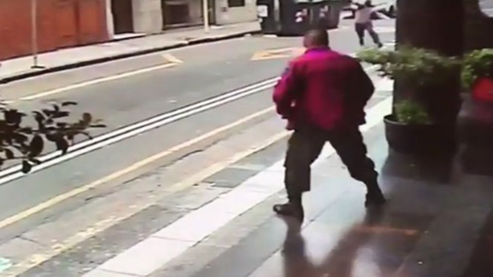 No hubo heridos por las bombas que sólo alcanzaron la entrada del edificio.