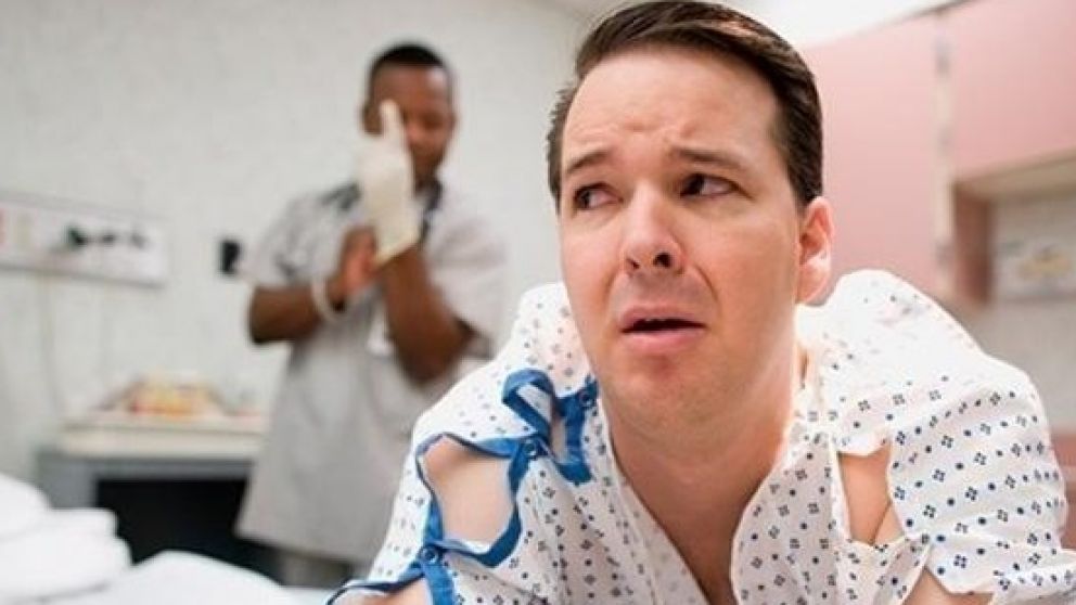 La insólita presentación de un hombre porque su doctor tenía sus dedos grandes.