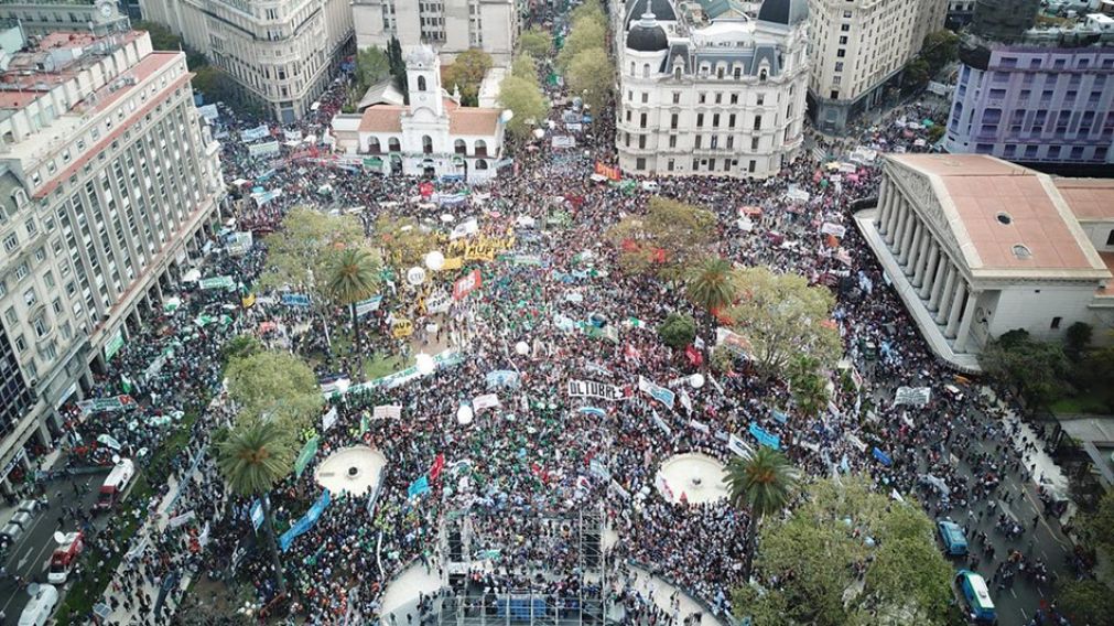 Así los manifestantes marchaban a la Plaza de Mayo. (@Eduardoute)