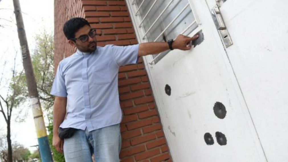 Así, el cura mostraba los disparos contra la escuela. (Cadena 3)