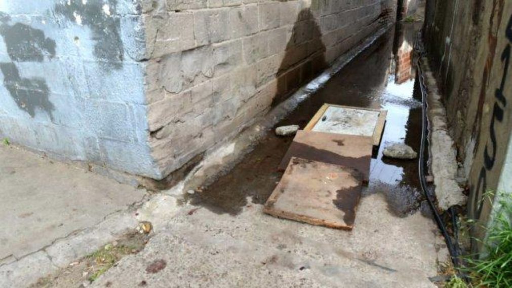 Los dos chicos cayeron en un pasillo al intentar escapar.
