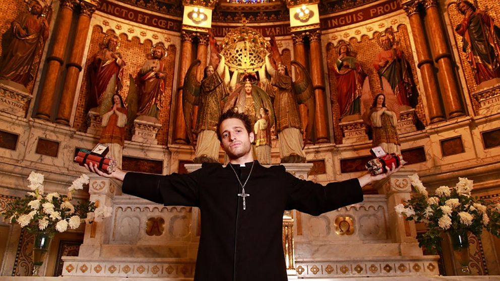 Wos comenz� a grabar "Magnetizado", la nueva pel�cula de Luis Ortega, y sorprende en el rol de un sacerdote enamorado