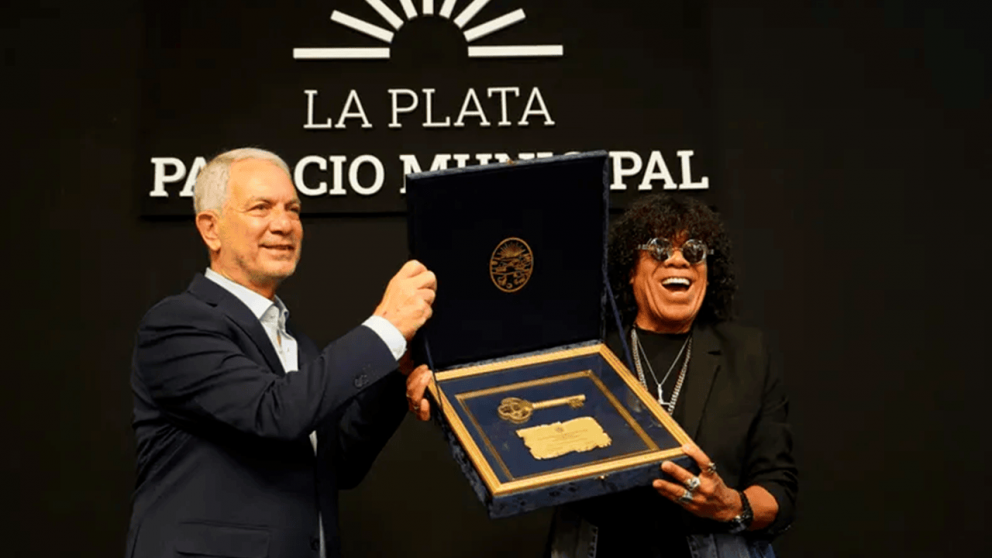 La Mona Jiménez fue distinguido en La Plata y celebró el honor de cantar en el mismo escenario que el Indio Solari