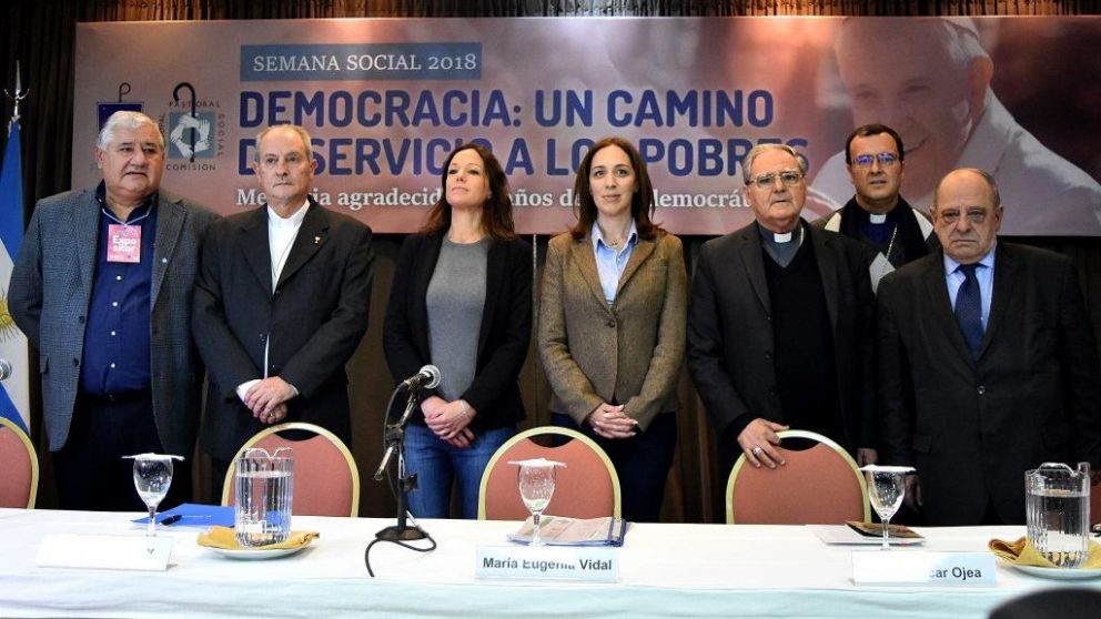 Vidal junto a obispos de la Pastoral Social.