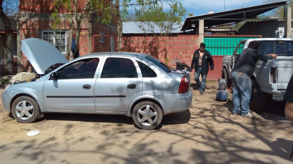 Caen mecánicos que desguazaban autos en desarmadero clandestino