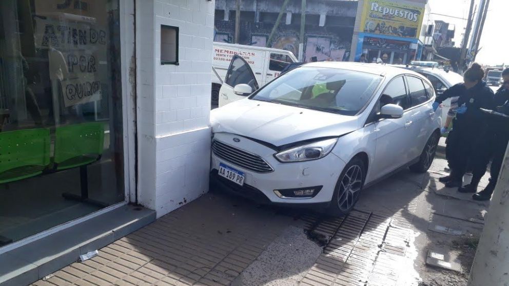 Así quedó el auto robado por los delincuentes que hirieron de un tiro al gendarme. (Gentileza periodismodelmedio.com.ar)