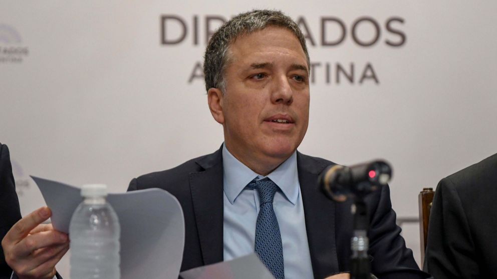 El ministro de Haciendaq debatirá en una sesión "caliente"
