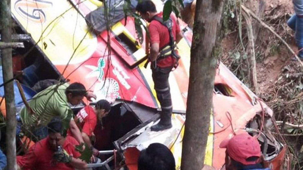 Los heridos fueron atendidos en la calle antes de su traslado.
