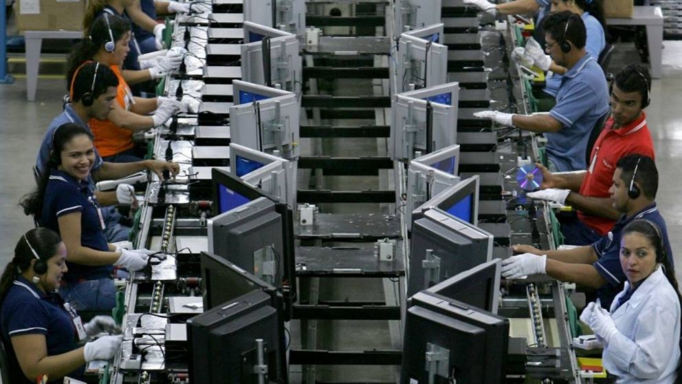 La corrida cambiaria que se inició a fines de abril cambió el escenario de la actividad económica local.