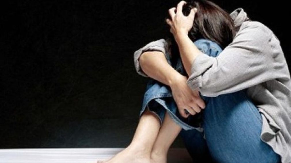 La menor fue abusada durante un año por su hermanastro, con quien convivía.