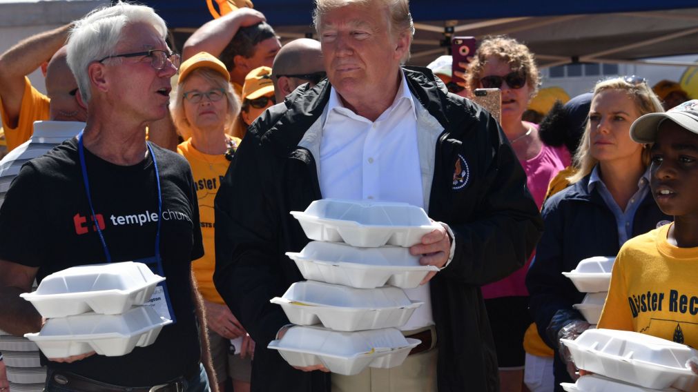 El presidente lleva comida caliente a los afectados por el huracán.