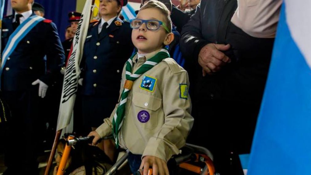 Tiene ocho años, es scout y vive con su familia en Córdoba.