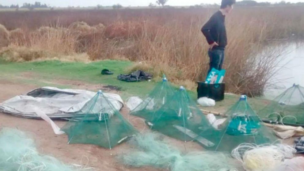 Atrapan a siete chinos que pescaban electrificando el agua