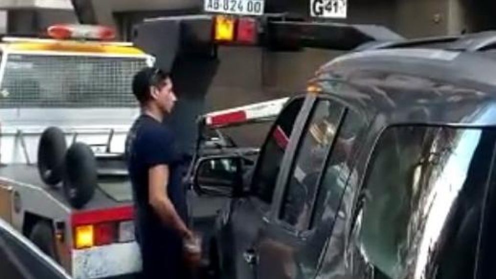 Grúa salvaje: agente de tránsito raya un auto para sacar otro