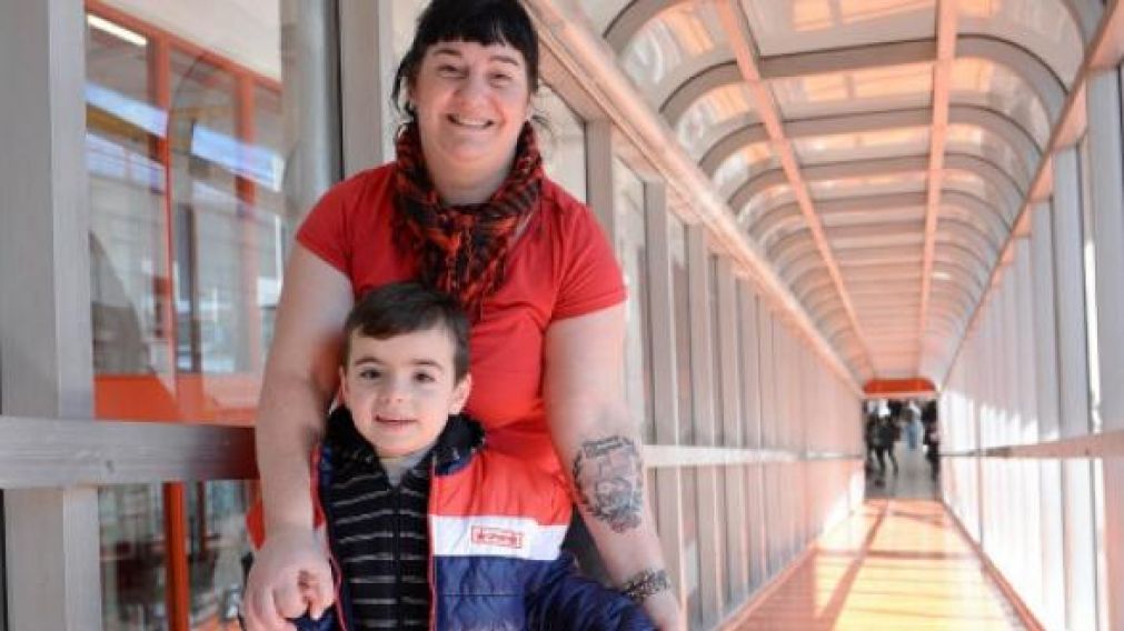 Mamá se tatuó el Hospital Garrahan por salvar la vida de su hijo