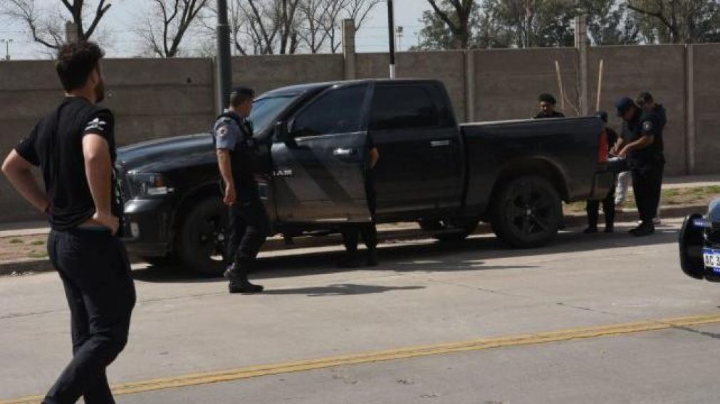 El empresario estacionó su camioneta frente al paredón que separa la calle de un campo de deportes.
