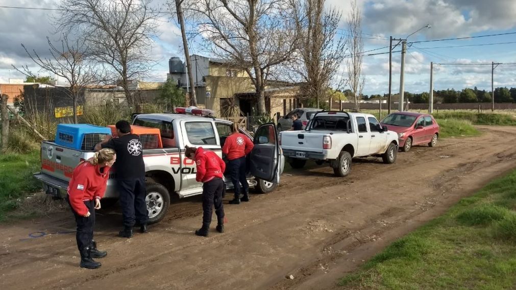 Investigadores y canes. Intensa b�squeda para encontrar a Milagros sana y salva. (Gentileza Lanueva.com)