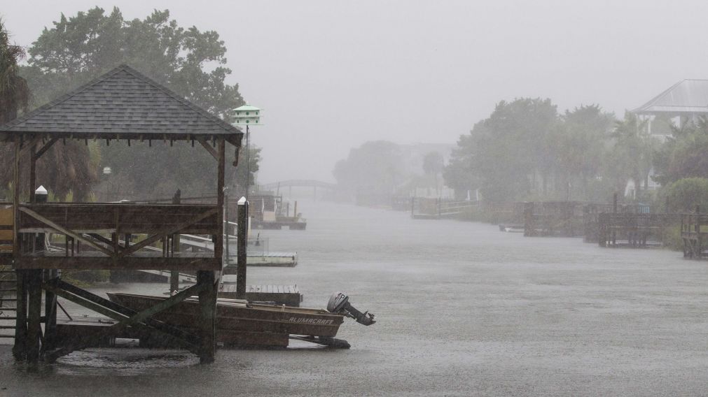 El huracán, en su paso por Pawleys Island, en Carolina del Sur (AFP).