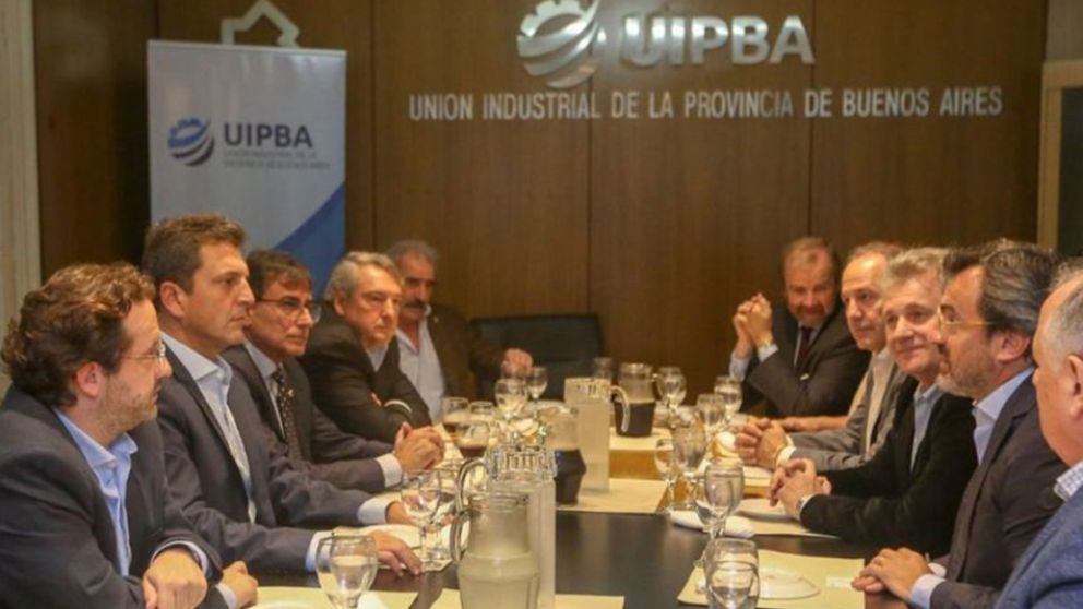 El líder del Frente Renovador afirmó que "Argentina se muere si tiene al comercio y las pymes paradas".