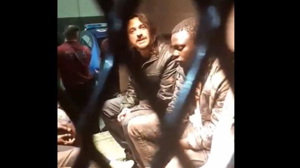 El dirigente social, mientras era detenido junto a otros manifestantes.