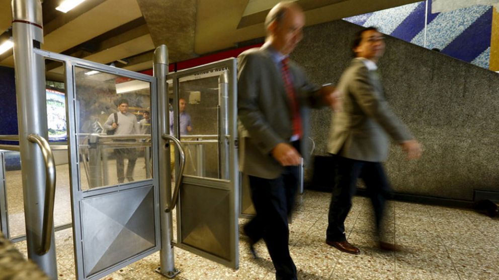 El hombre quiso evitar pagar el boleto y le salió carísimo.