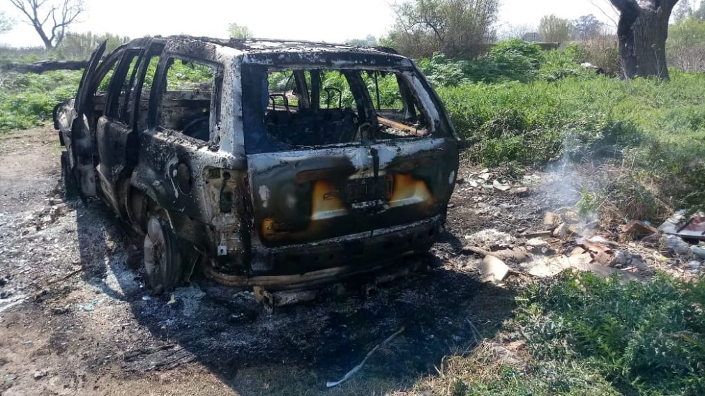 La camioneta en la que se manejaba la joven fue encontrada incendiada en un descampado.