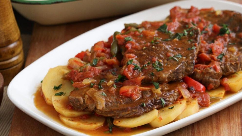 Bifes a la criolla, tiernos y jugosos: receta de un plato delicioso, accesible, nutritivo y rendidor.