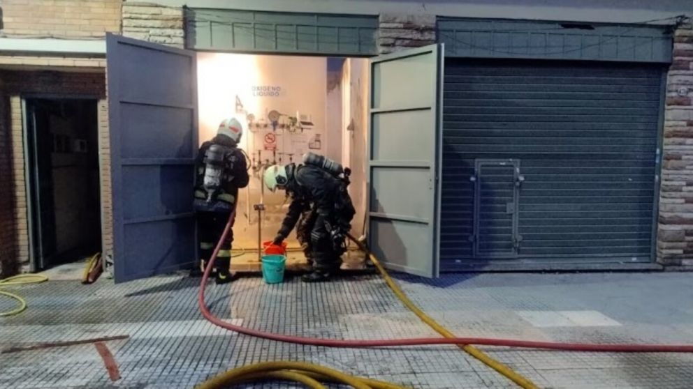 Los Bomberos trabajaron para evacuar a las personas del inmueble (X).